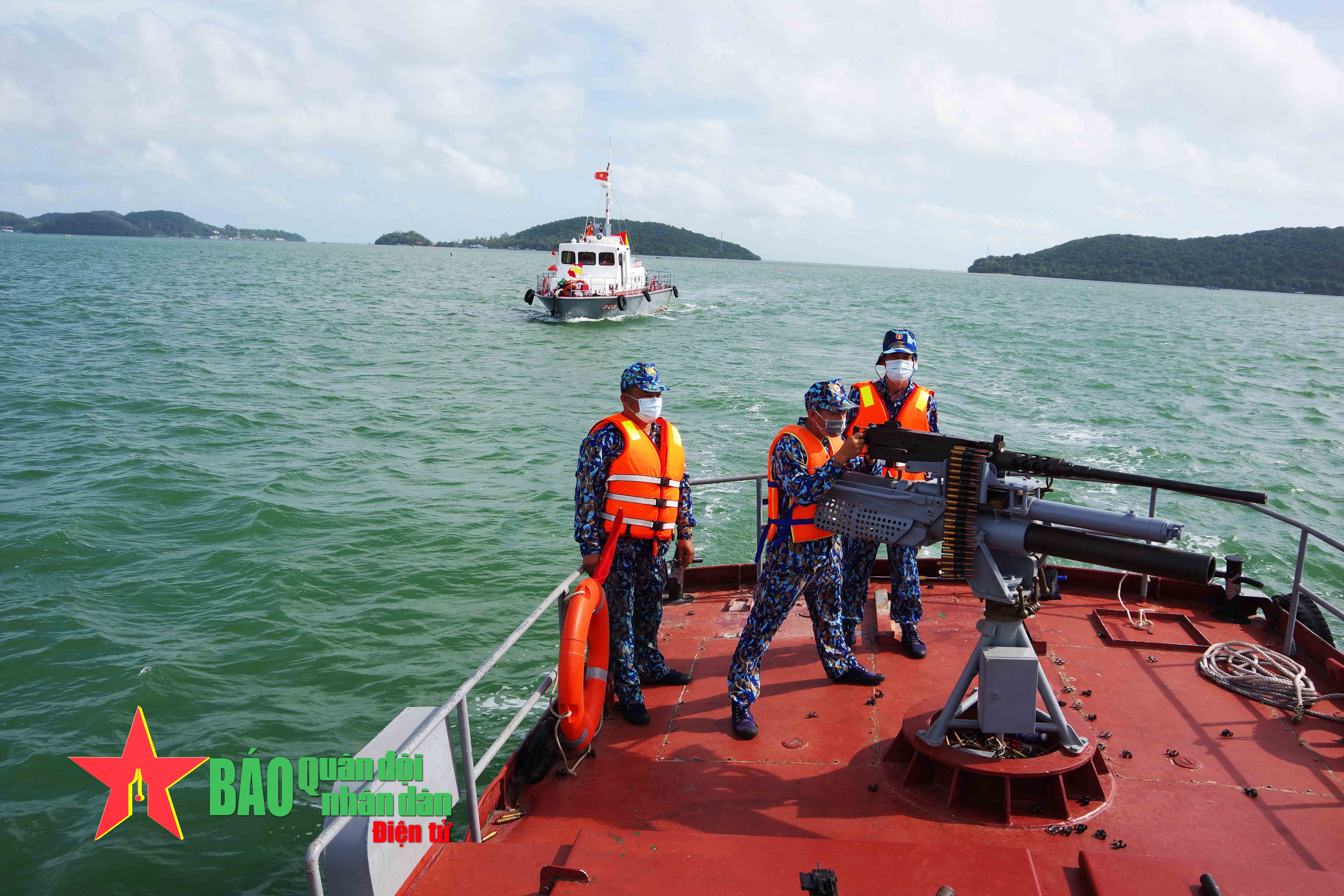 Lữ đoàn 962 (Quân khu 9) kiểm tra bắn đạn thật trên biển